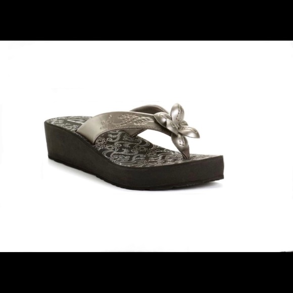 clarks skiff flip flops